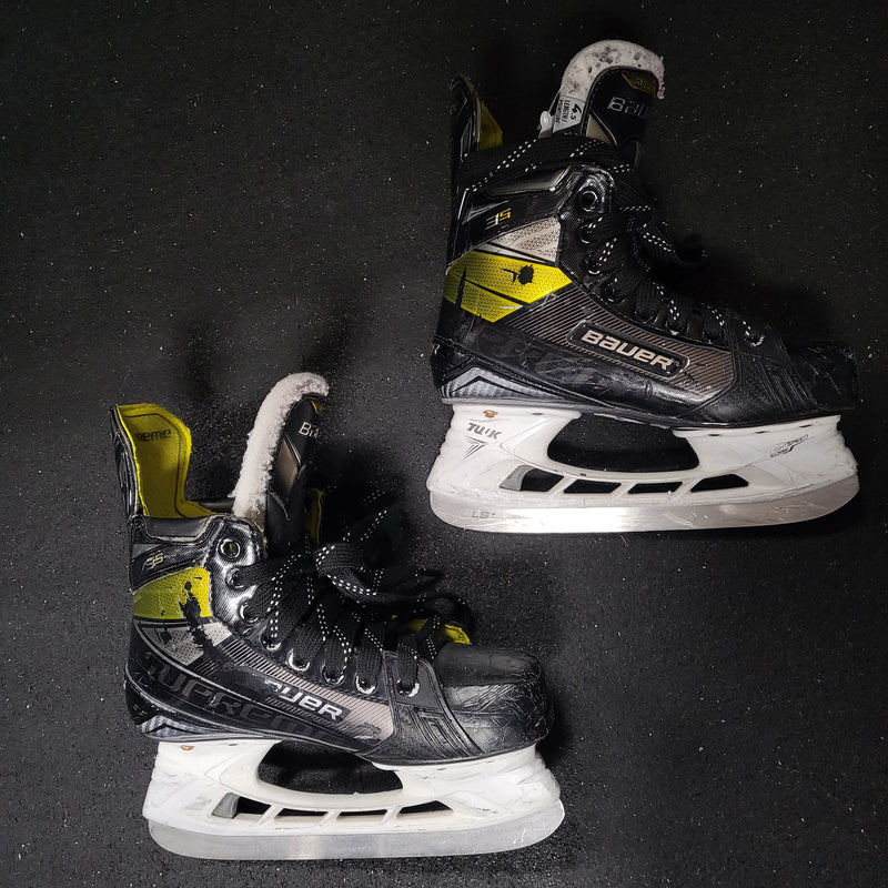 Load image into Gallery viewer, Used Bauer Supreme Black/Gold Hockey Skates Size 4.5
