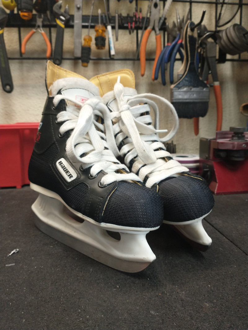 Load image into Gallery viewer, Slightly Used Bauer Lindros 88 Skates Youth
