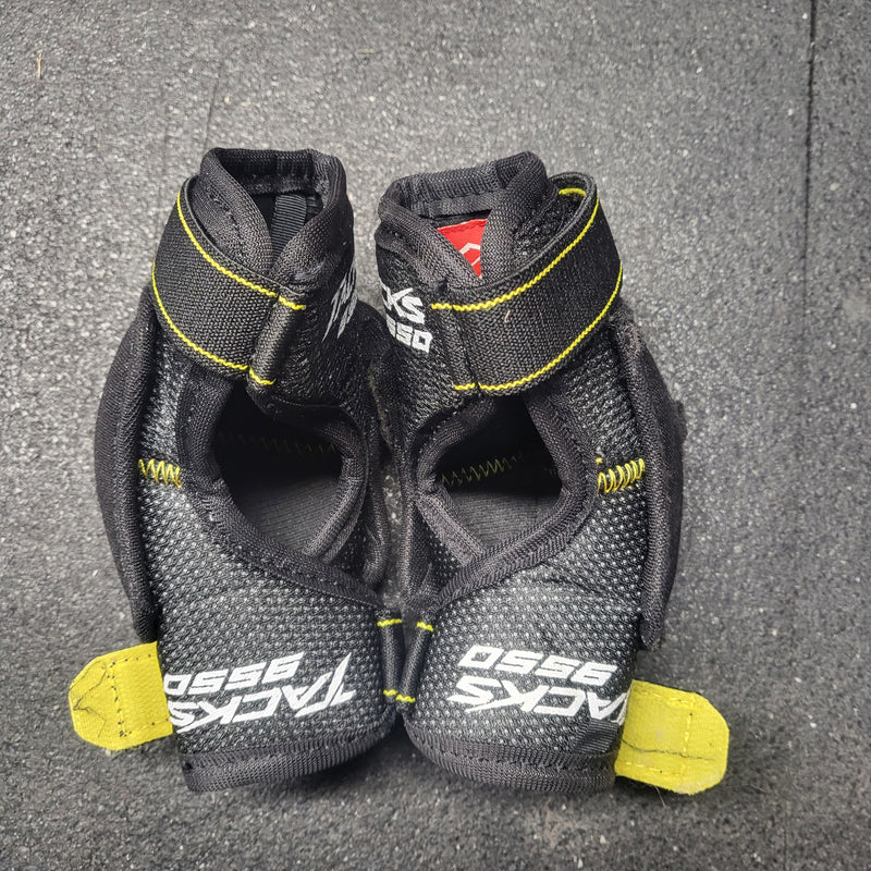 Load image into Gallery viewer, Used CCM Tacks 9550 Yth Hockey Elbow Pads
