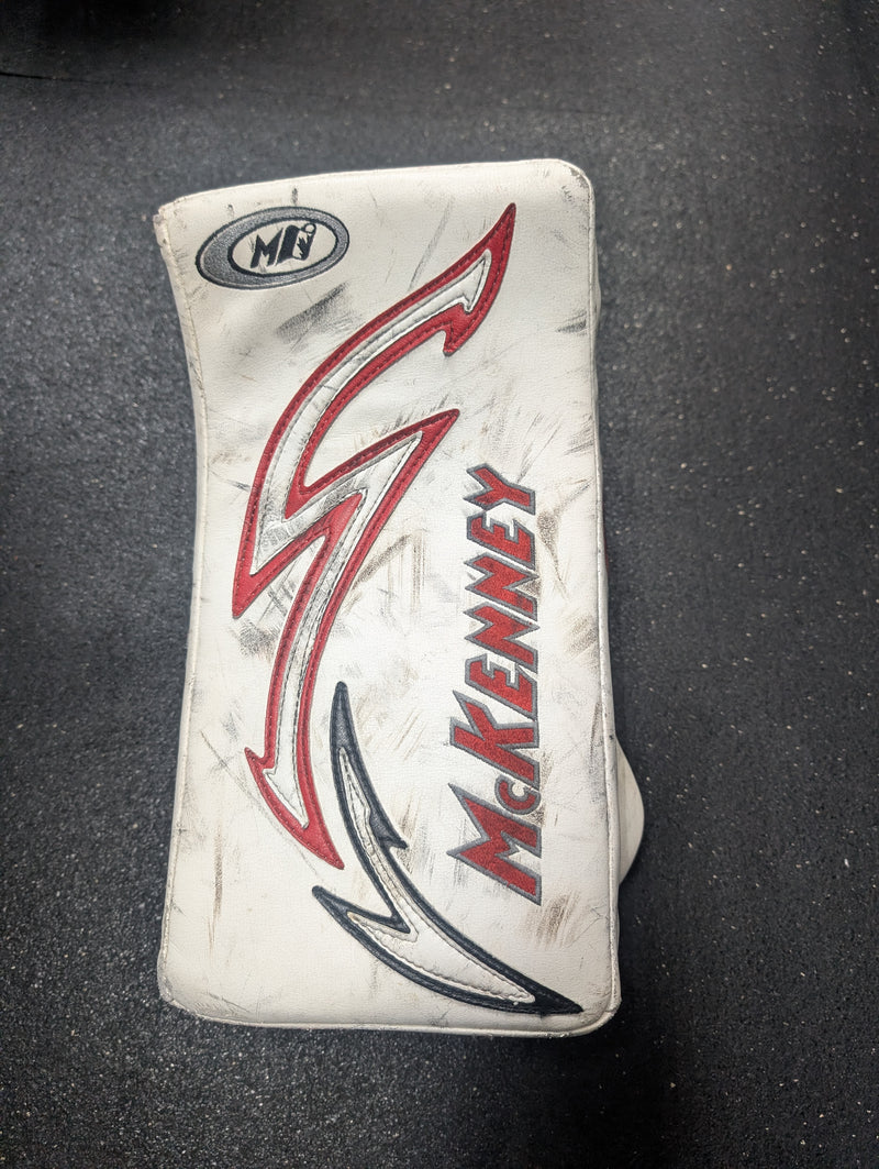Load image into Gallery viewer, Used McKenney pro spec 870 goalie blocker REG
