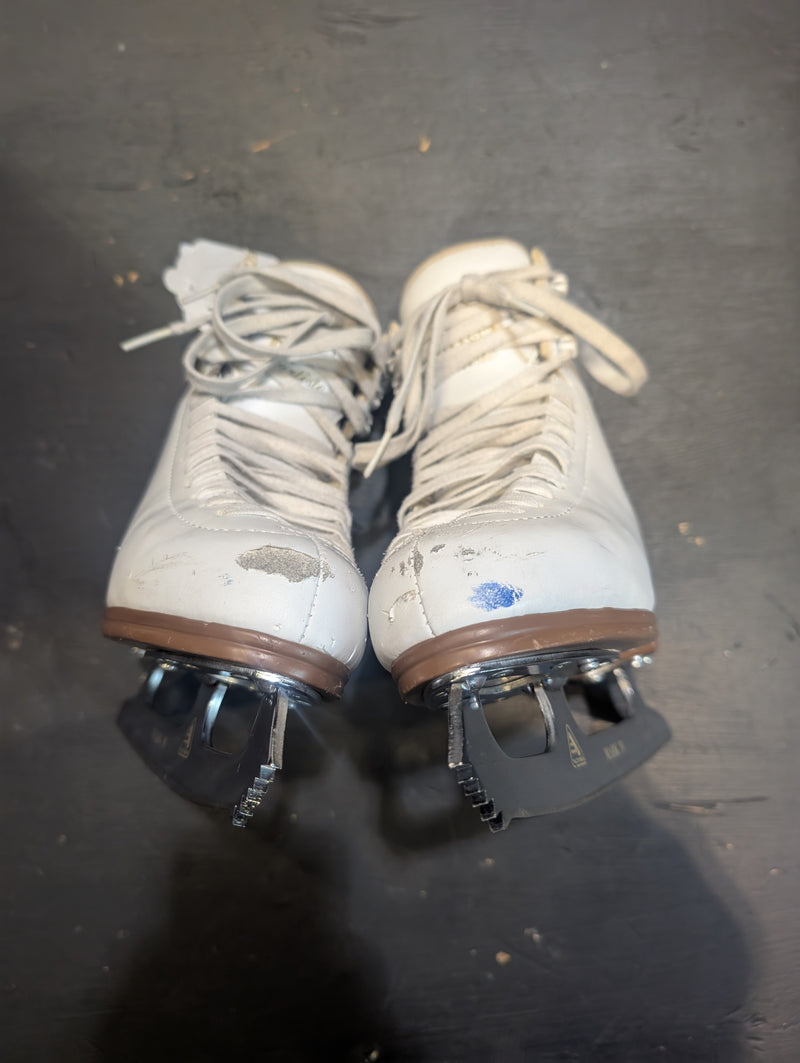 Load image into Gallery viewer, Used Jackson Artiste Size 2.5B Girls Figure Skates
