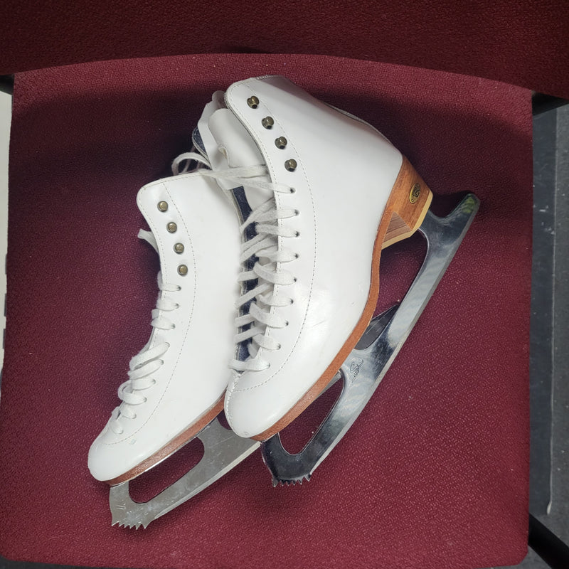 Load image into Gallery viewer, Used Riedell Diamonds Size 4.5 Figure Skates
