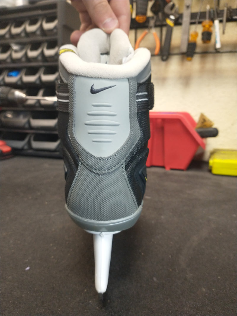 Load image into Gallery viewer, Nike Ice Skates Size Youth 1
