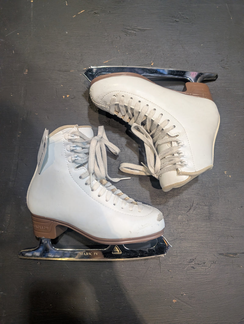 Load image into Gallery viewer, Used Jackson Artiste Size 2.5B Girls Figure Skates

