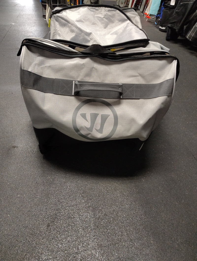 Load image into Gallery viewer, Slightly Used Warrior Q20 Cargo Hockey Bag 32"
