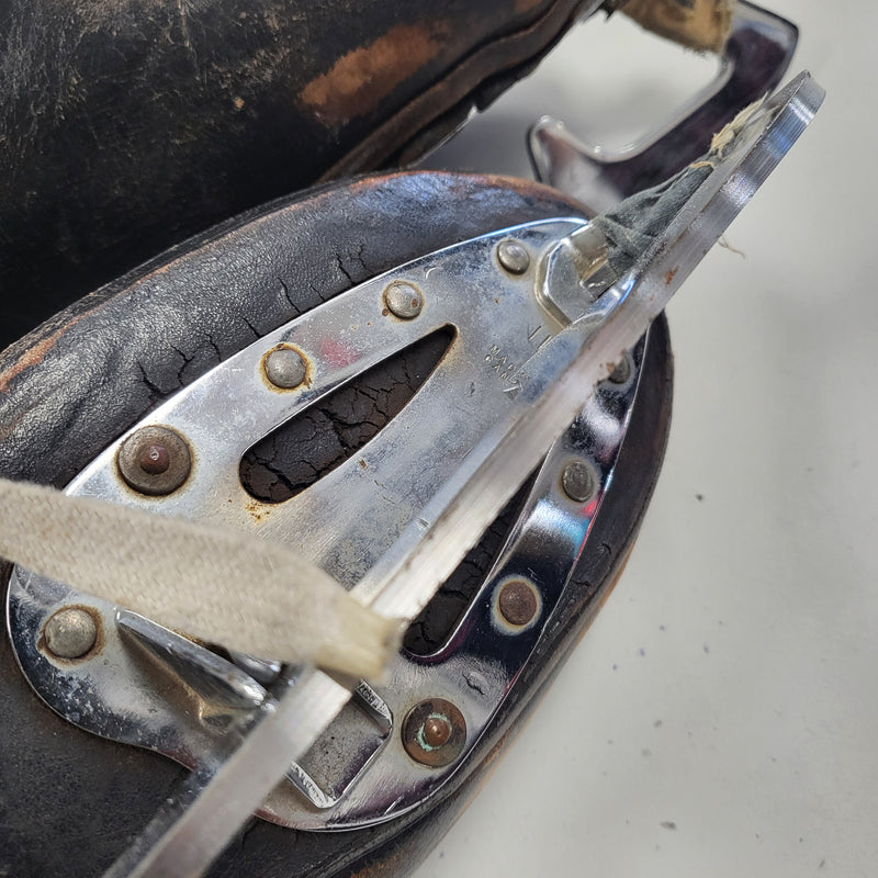 Load image into Gallery viewer, Vintage CCM Tackaberry Prolite Goalie Skates Sr 8 1/2
