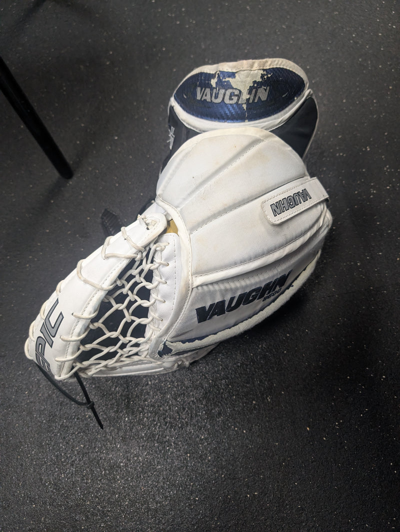 Load image into Gallery viewer, Used Vaughn epic 8600 Sr. Goalie glove Reg
