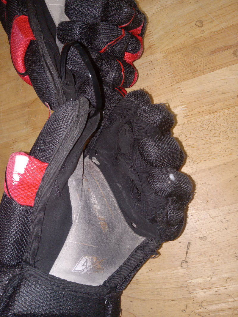 Load image into Gallery viewer, Used True Catalyst 7X 12&quot; Junior Hockey Gloves
