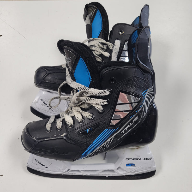 Load image into Gallery viewer, Used True TF7 Ice Skates Size 3.5
