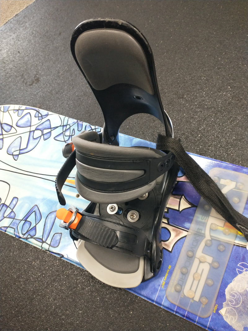 Load image into Gallery viewer, Used GNU 148cm Snowboard w/ Bindings
