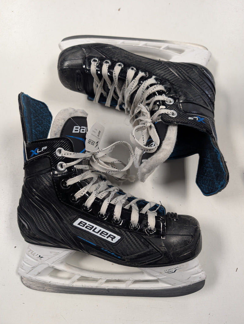 Load image into Gallery viewer, Used Bauer XLP Size 6 Ice Hockey Skates
