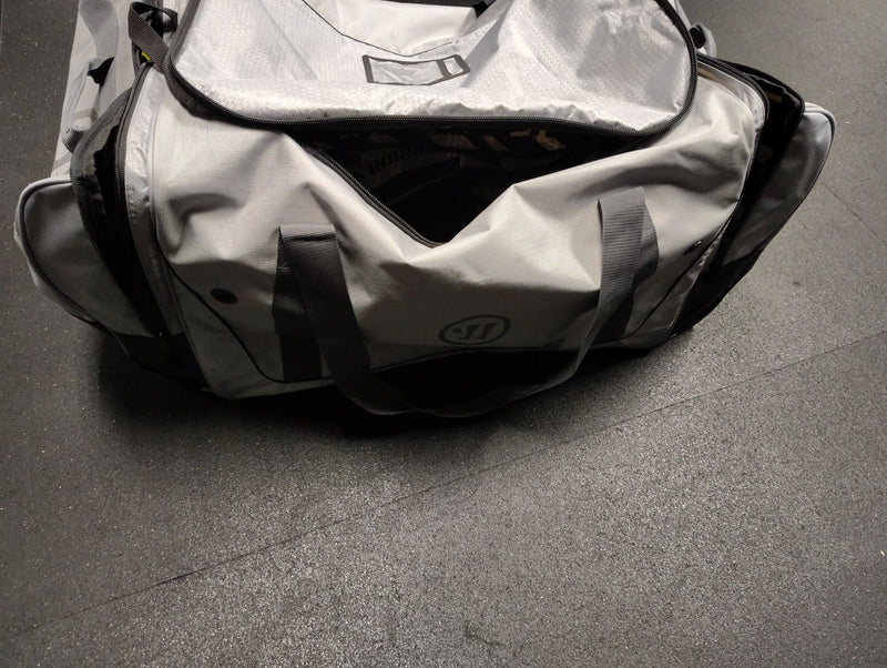 Load image into Gallery viewer, Slightly Used Warrior Q20 Cargo Hockey Bag 32"
