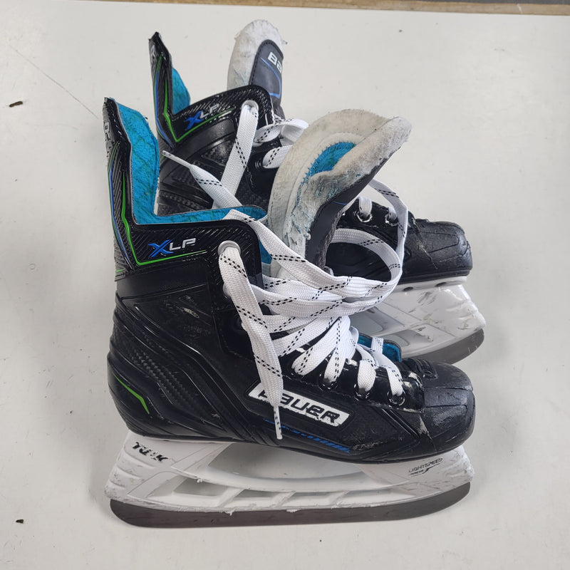 Load image into Gallery viewer, Used Bauer XLP Hockey Skates Size 2
