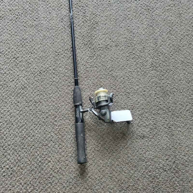Load image into Gallery viewer, Used Shakespear Fishing Pole W/SKP20 Reel
