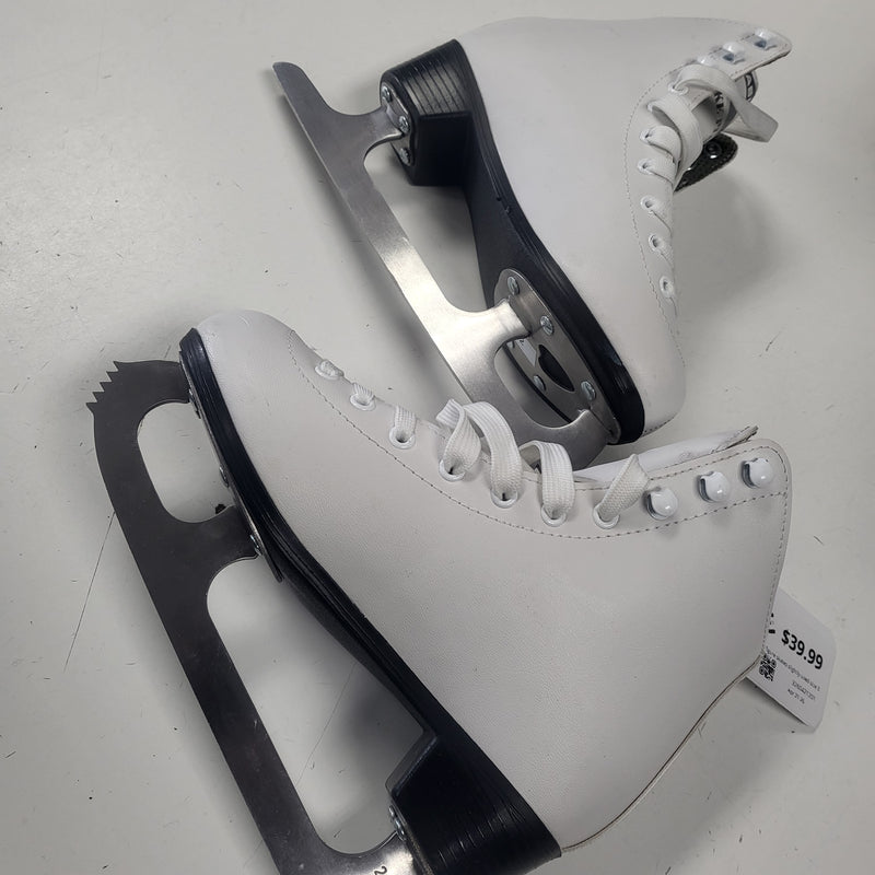 Load image into Gallery viewer, Lake Placid figure skates slightly used size 3
