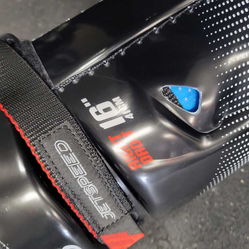 Load image into Gallery viewer, Slightly Used CCM Jetspeed FT8 Shin Guards 16"
