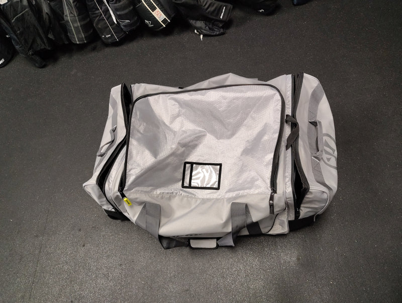 Load image into Gallery viewer, Slightly Used Warrior Q20 Cargo Hockey Bag 32"

