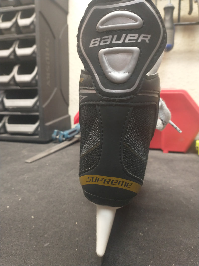 Load image into Gallery viewer, Used Bauer Supreme Hockey Skates Youth 11
