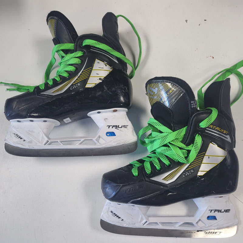 Load image into Gallery viewer, Used True Catalyst CAT5 Hockey Skates - Size: 3.5R
