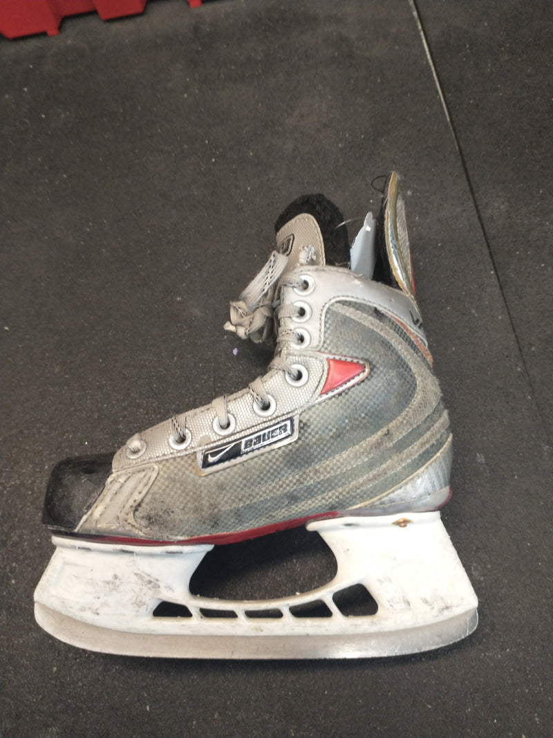 Load image into Gallery viewer, Used Nike Bauer Size 2 Hockey Skates
