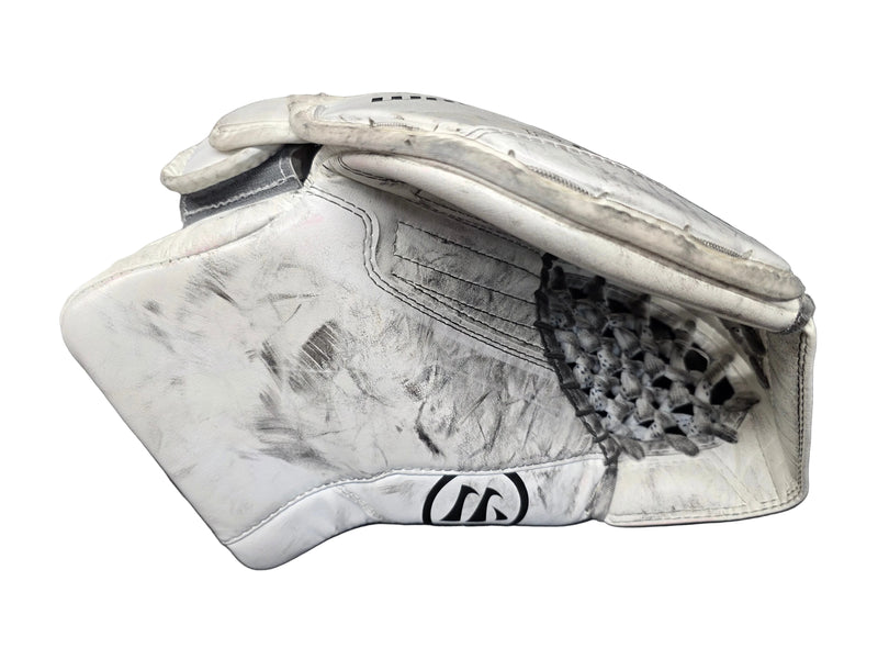 Load image into Gallery viewer, Used Warrior R/G7 Right Handed Goalie Glove Junior Size
