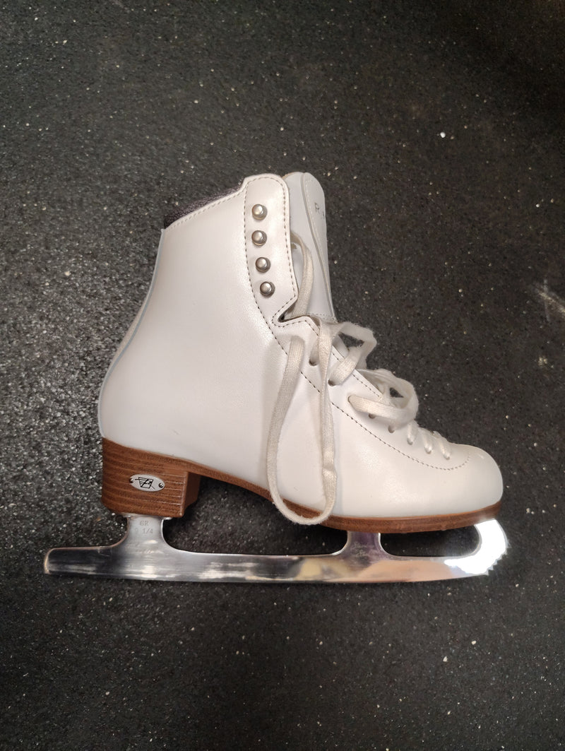 Load image into Gallery viewer, Used Riedell 133 Diamond Figure Skates Size 4
