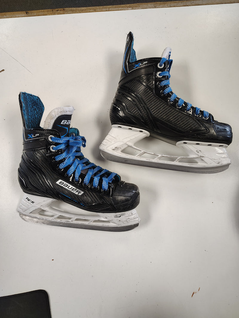 Load image into Gallery viewer, Used Bauer XLP Hockey Skates Size 5
