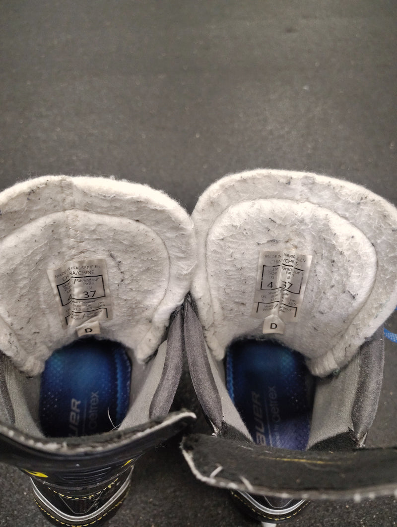 Load image into Gallery viewer, Used CCM Tacks 9070 Skates - Size 4
