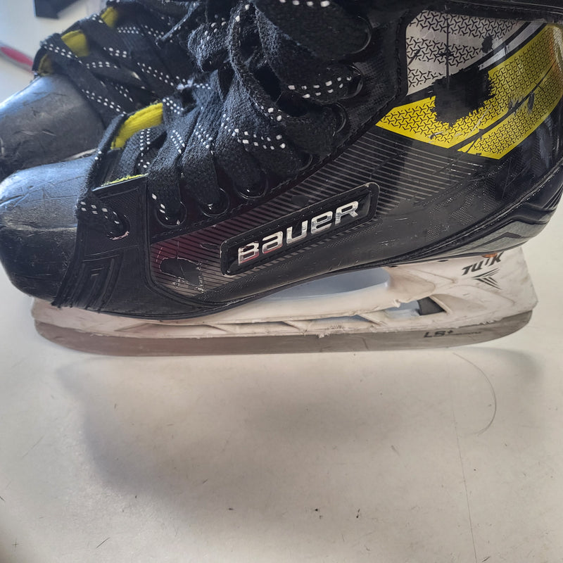Load image into Gallery viewer, Used Bauer Supreme 3S Size 5 Fit 2 Intermediate Hockey Skates
