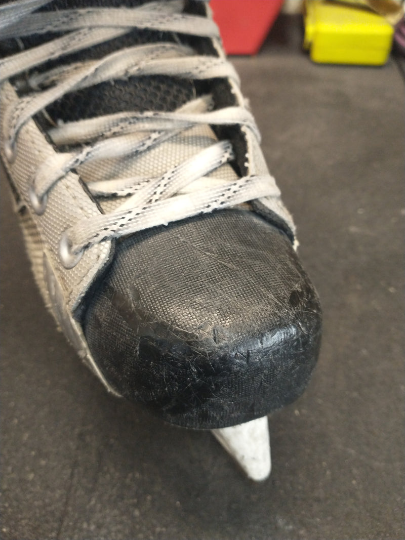 Load image into Gallery viewer, Used Nike Bauer Size 2 Hockey Skates
