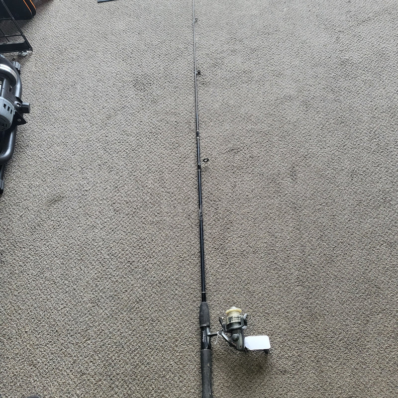 Load image into Gallery viewer, Used Shakespear Fishing Pole W/SKP20 Reel
