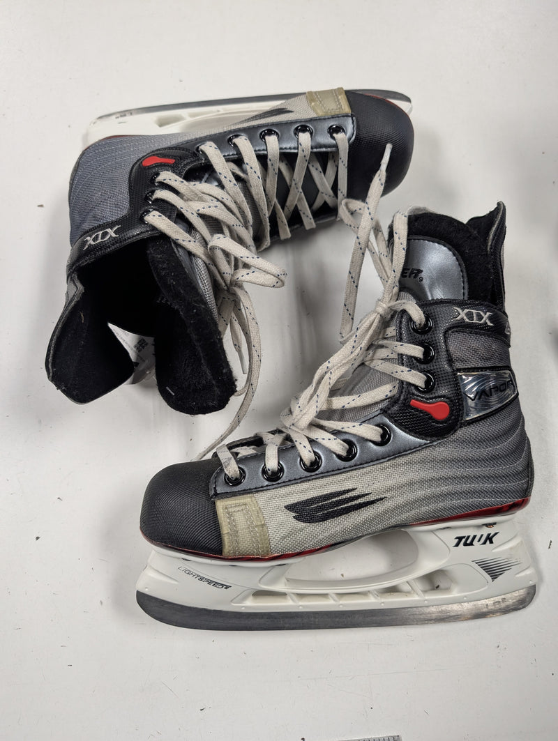 Load image into Gallery viewer, Used Bauer Vapor XIX Hockey Skates Jr Size 3.5D
