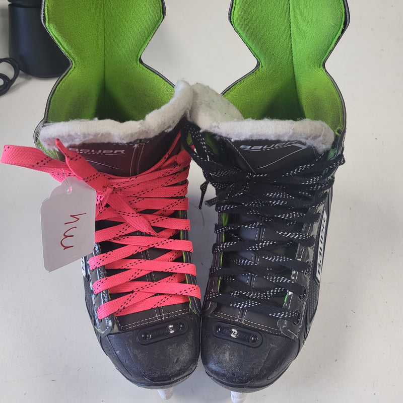 Load image into Gallery viewer, Used Bauer XLS Hockey Skates Size 6
