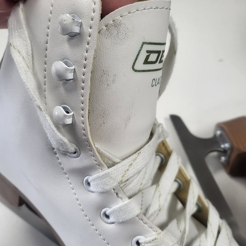 Load image into Gallery viewer, DBX Classic figure skates slightly used size 1
