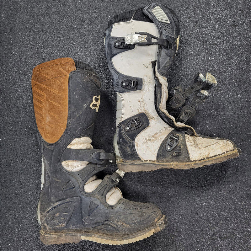 Load image into Gallery viewer, Used FoxRacingInc. Tracker Motocross Boots - Size: Women's 8
