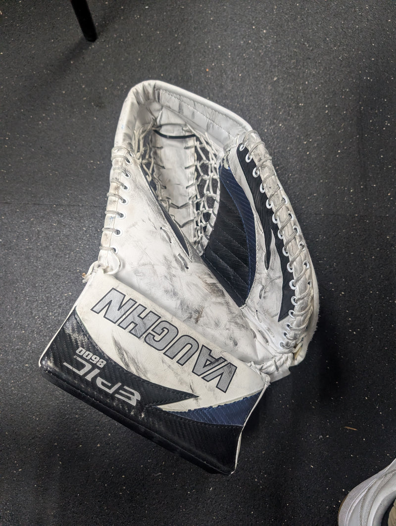 Load image into Gallery viewer, Used Vaughn epic 8600 Sr. Goalie glove Reg
