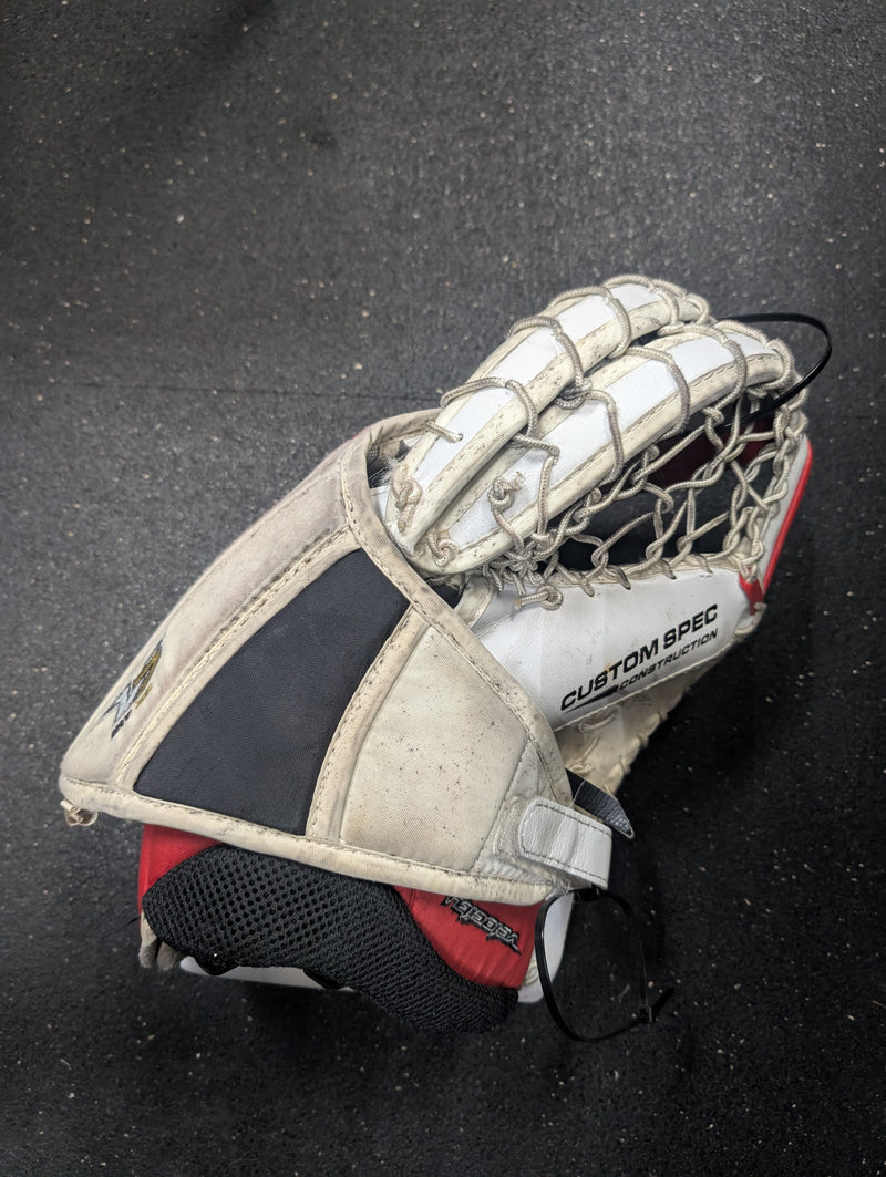 Load image into Gallery viewer, Used Vaughn Velocity Goalie Glove

