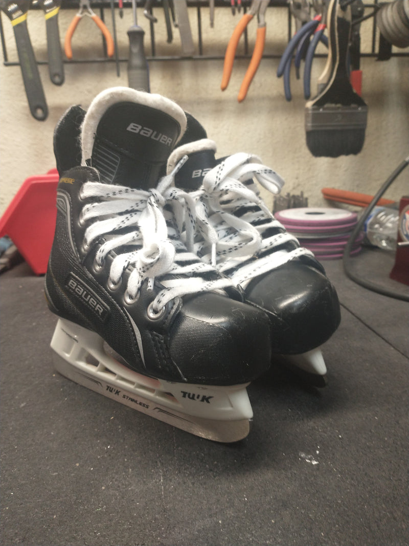 Load image into Gallery viewer, Used Bauer Supreme Hockey Skates Youth 11
