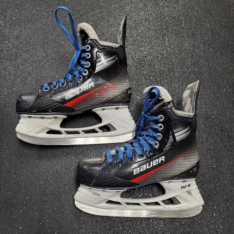 Load image into Gallery viewer, Used Bauer X3 Hockey Skates - Size 4
