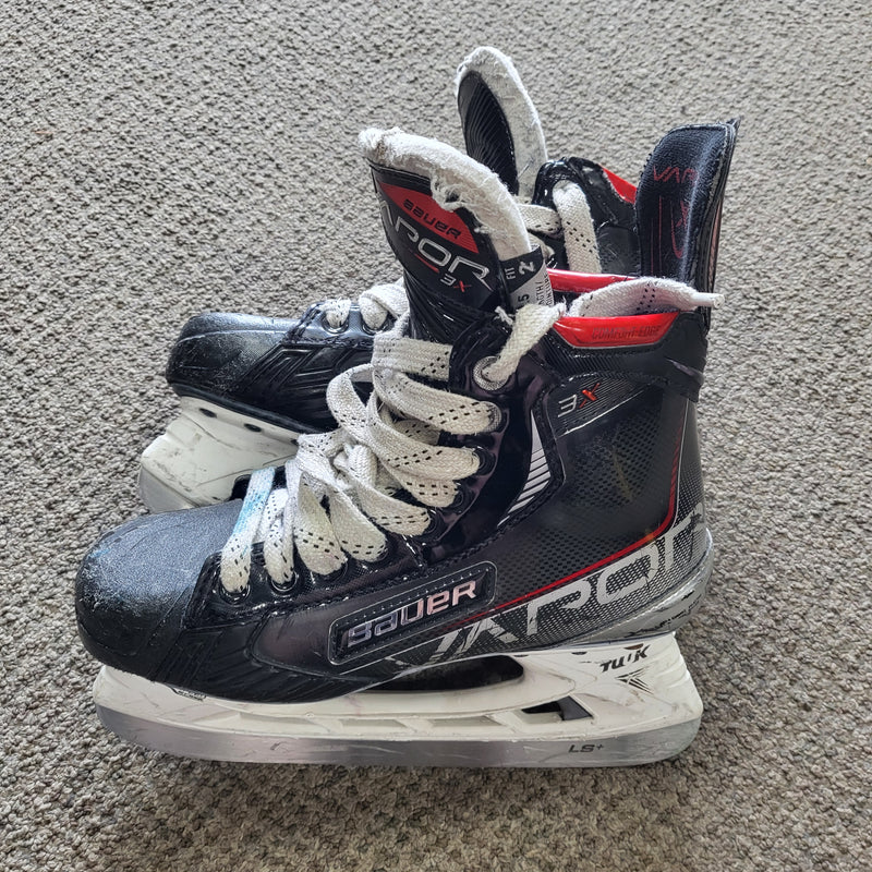 Load image into Gallery viewer, Used Bauer Vapor 3X Hockey Skates Size 5.5 Fit 2

