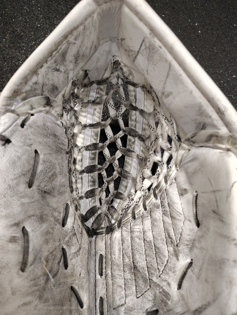 Load image into Gallery viewer, Used Bauer S23 GSX Goalie Glove Intermediate

