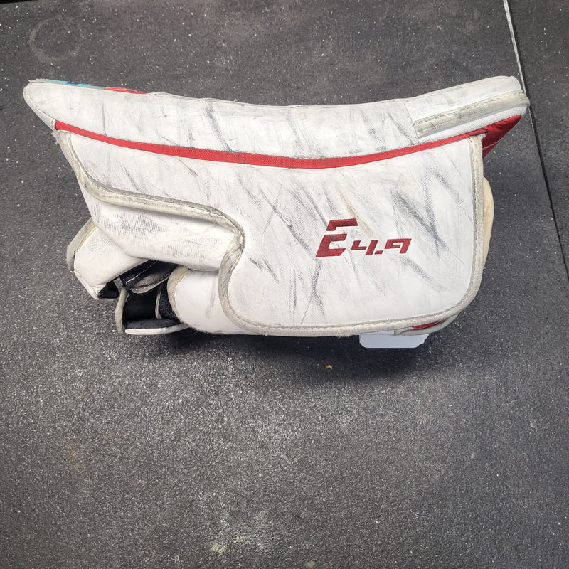 Load image into Gallery viewer, Used CCM E-Flex E4.9 Intermediate Goalie Blocker
