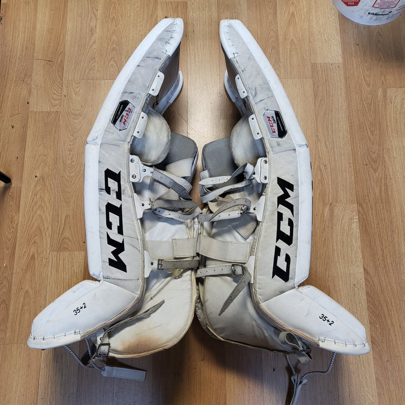 Load image into Gallery viewer, Used CCM Extreme Flex 500 35+2&quot; Goalie Leg Pads
