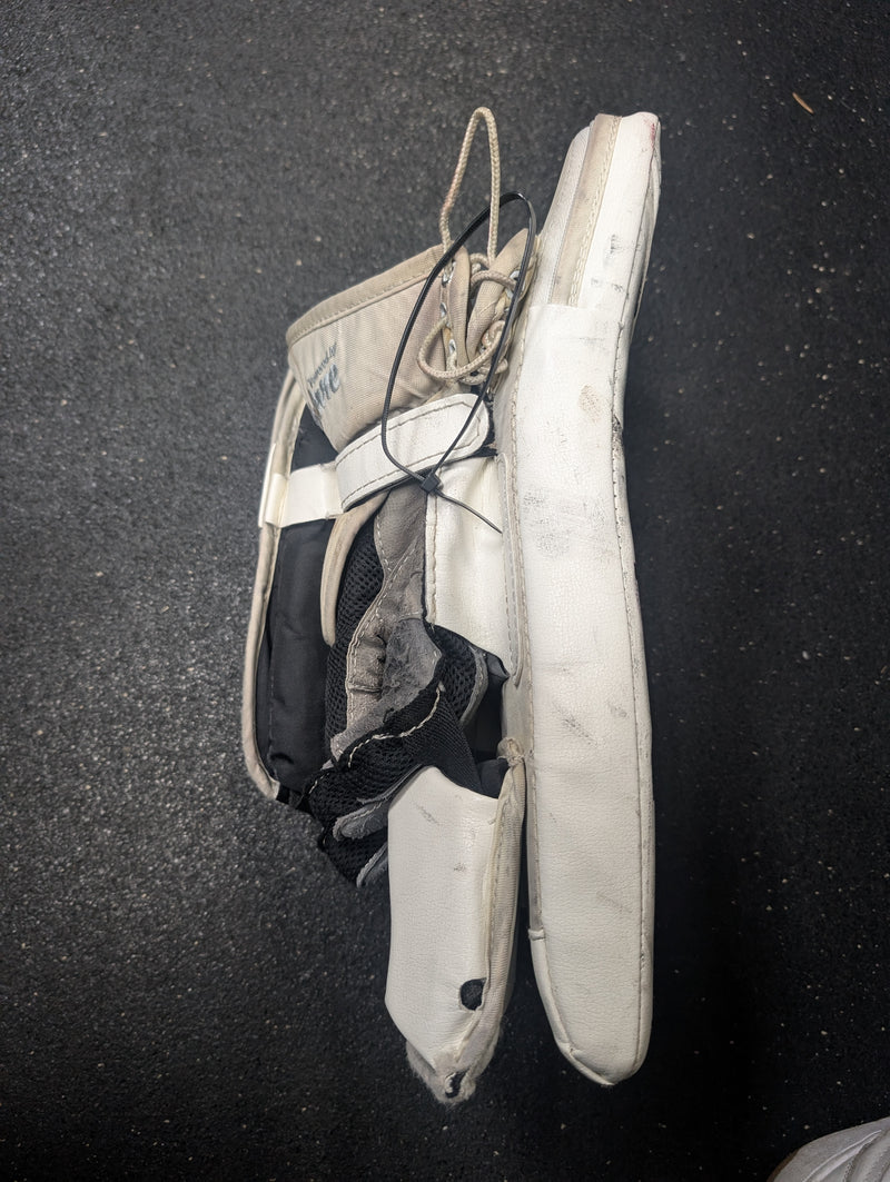 Load image into Gallery viewer, Used Reebok XT 28 INT Goalie Blocker
