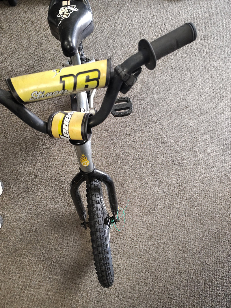 Load image into Gallery viewer, Used Novara Stinger Kids Mountain Bike 16"
