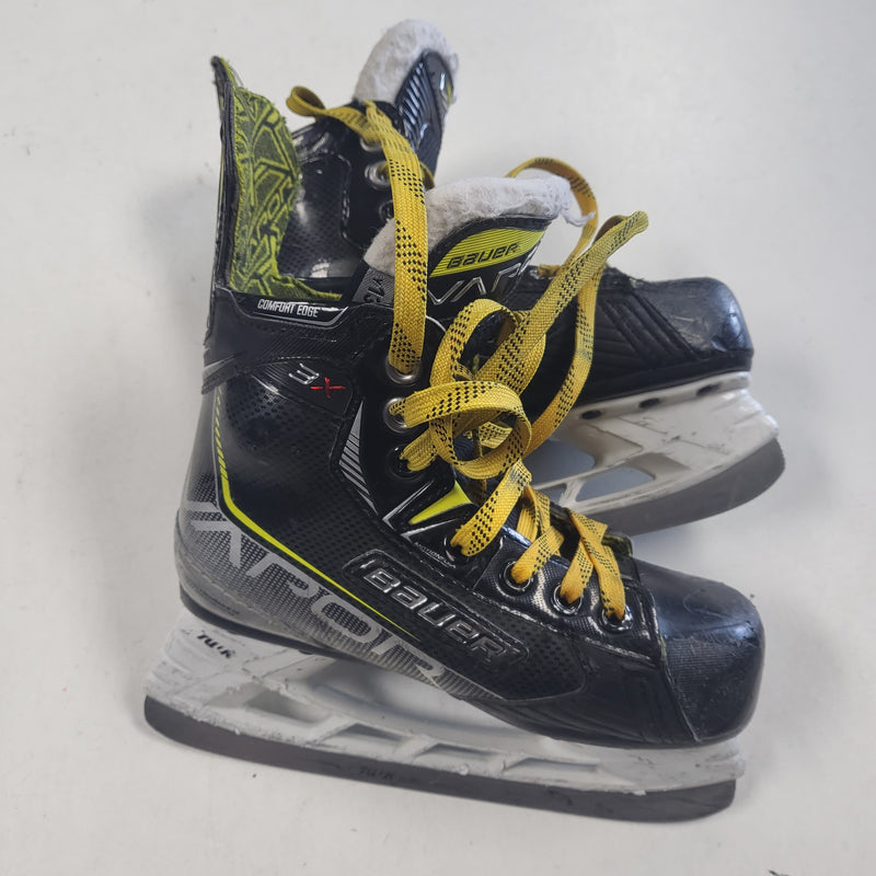 Load image into Gallery viewer, Used Bauer Vapor 3X Hockey Skates Size Youth 13
