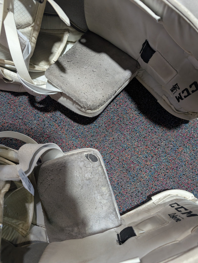 Load image into Gallery viewer, Used CCM E-Flex E3.9 29+1&quot; Intermediate Goalie Leg Pads
