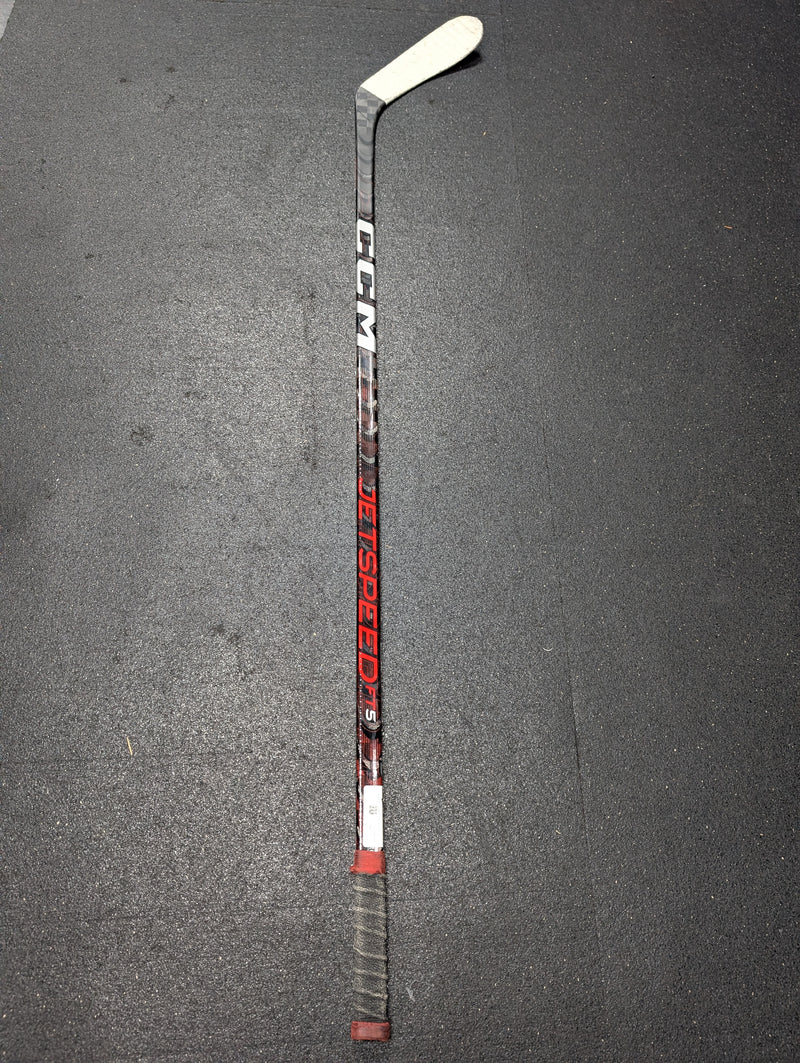Load image into Gallery viewer, Used CCM Jetspeed FT5 P28 70 Flex RH Hockey Stick
