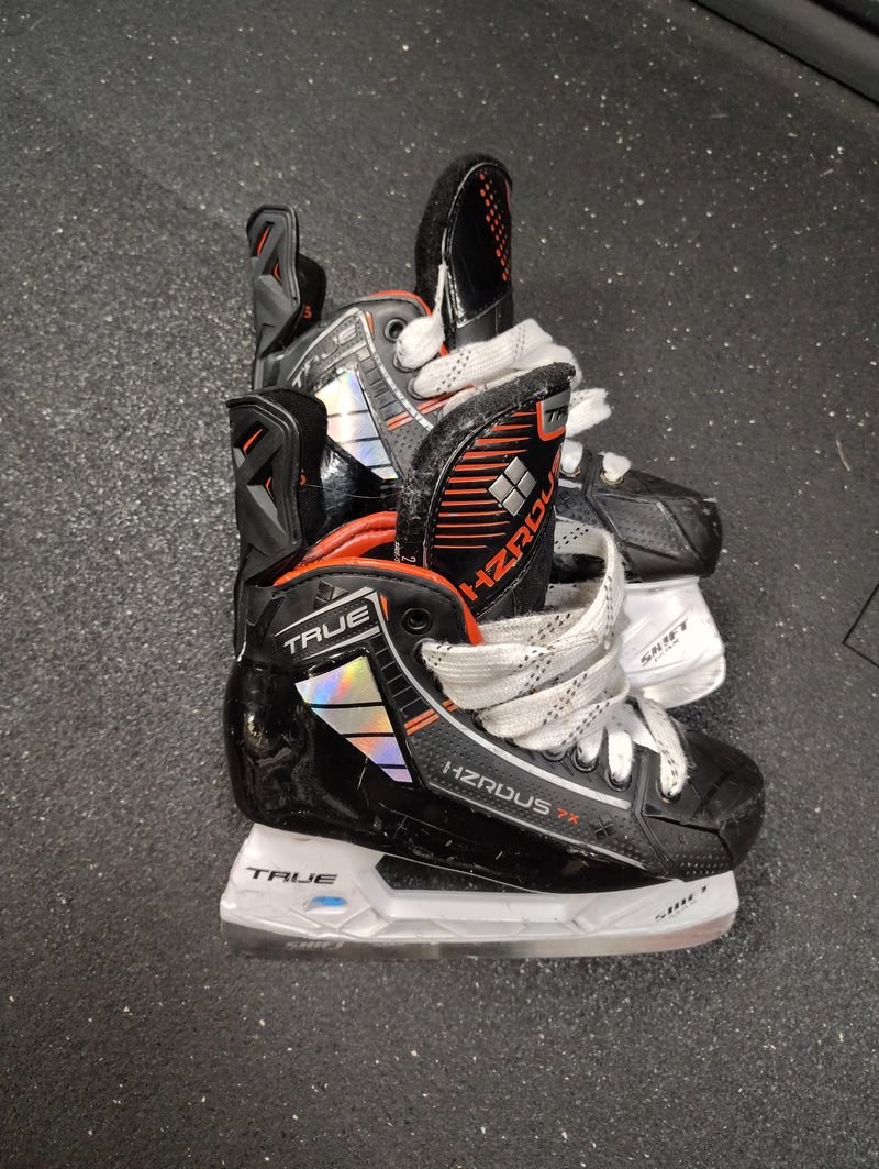 Load image into Gallery viewer, Used True Hzrdus 7X Hockey Skates Size 2
