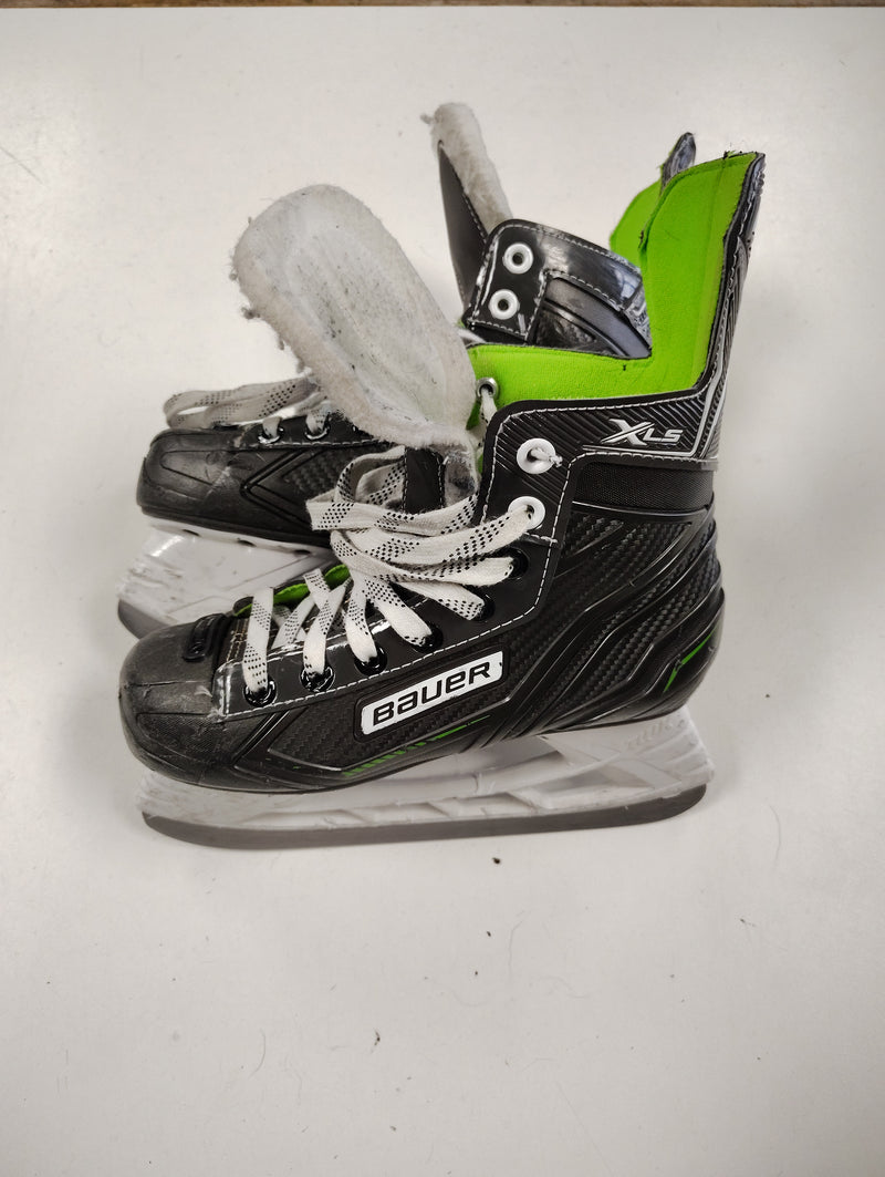 Load image into Gallery viewer, Used Bauer XLS Hockey Skates Size 3.5

